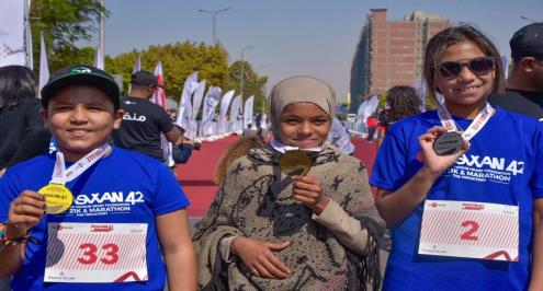 "لقيتهم بيرمحوا فقلت أرمح".. قصة "بائعة مناديل" توّجت بذهبية مارثون مجدي يعقوب